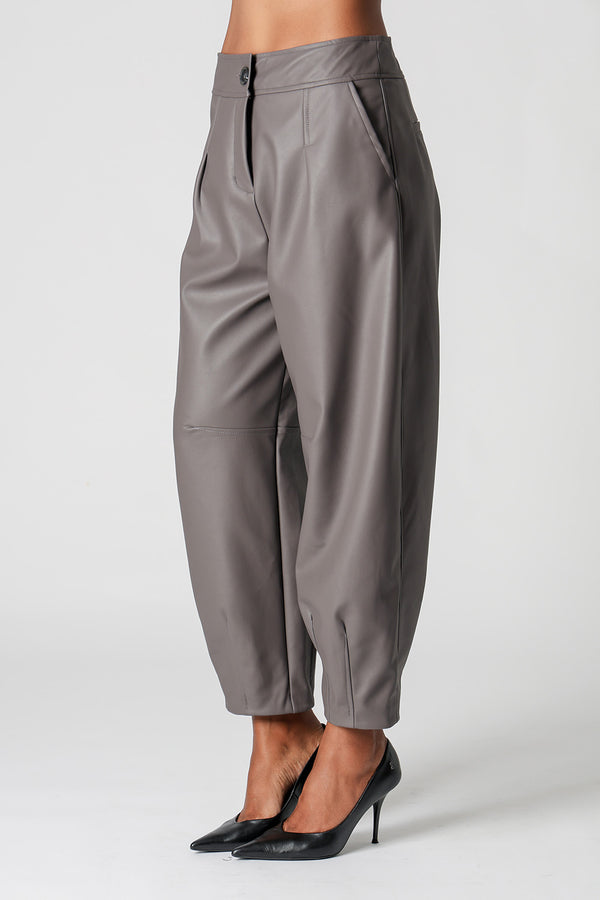 Calça Barrel Em Couro Sintético Com Pences