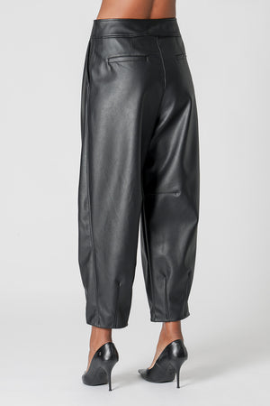 Calça Barrel Em Couro Sintético Com Pences