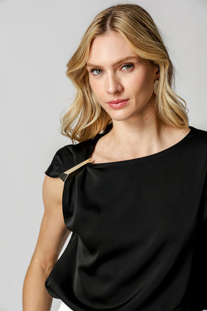 Blusa de Cetim Com Manga Assimétrica - PRETO