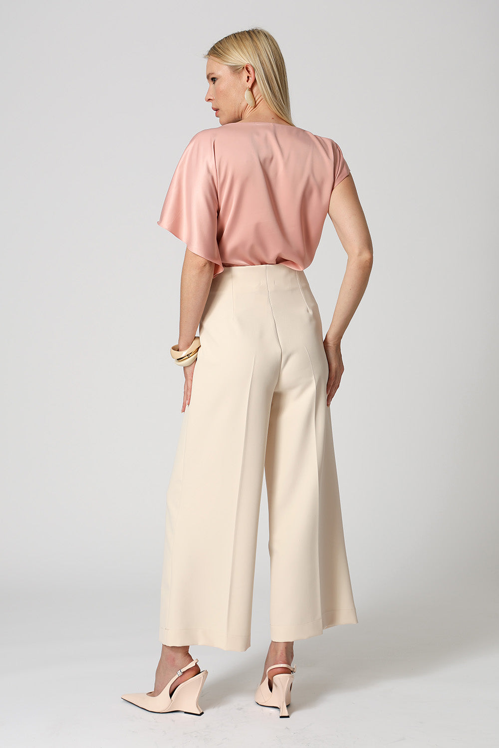 Blusa de Cetim Com Manga Assimétrica - ROSE