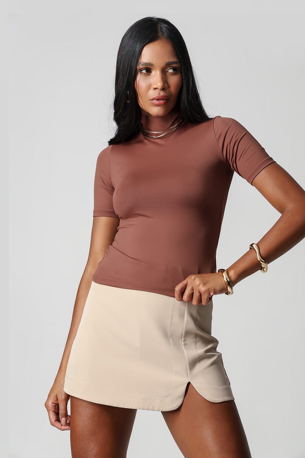 Blusa de cuello alto y manga corta - TABACO