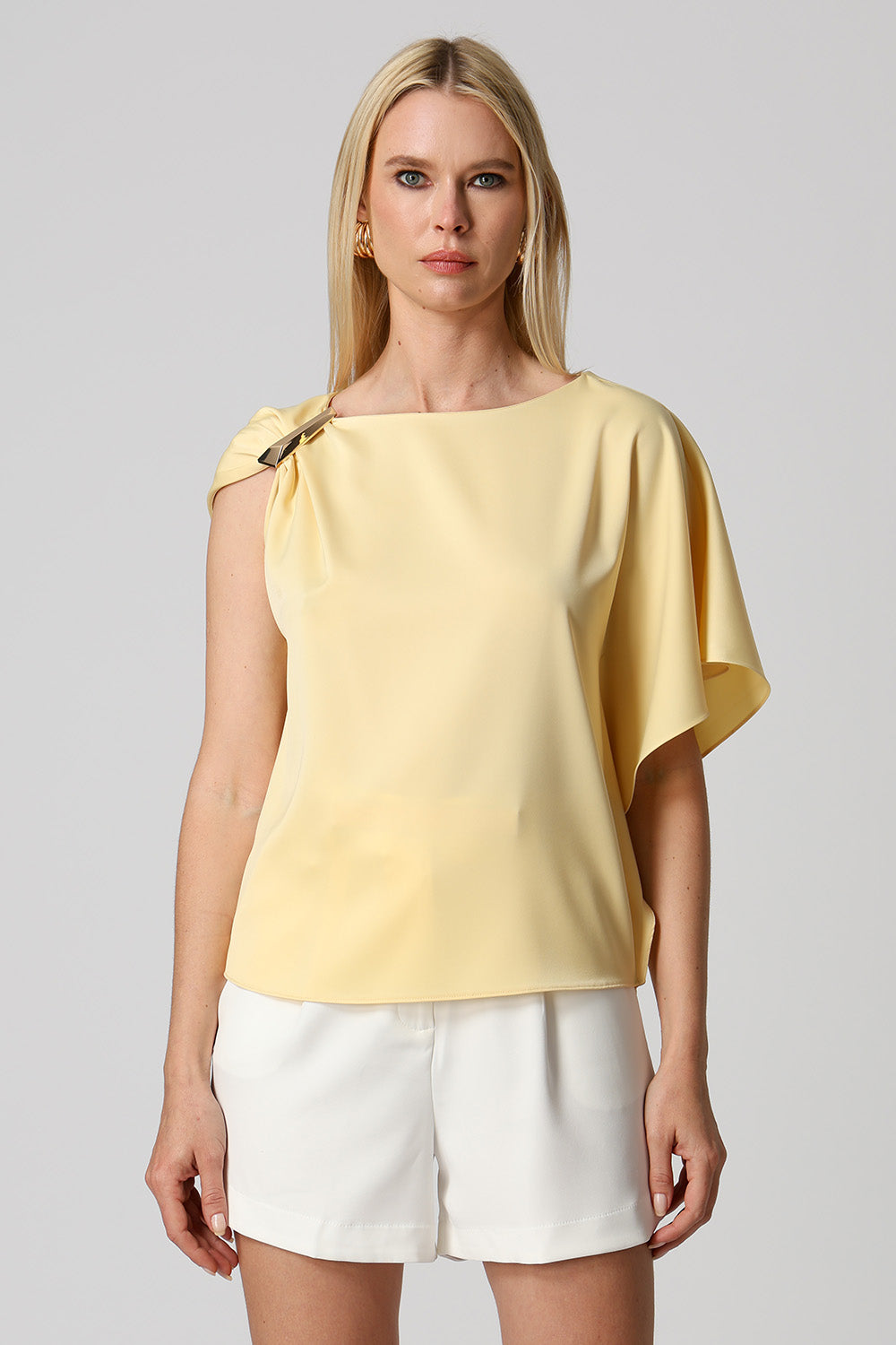 Blusa de Cetim Com Manga Assimétrica - AMARELO CL