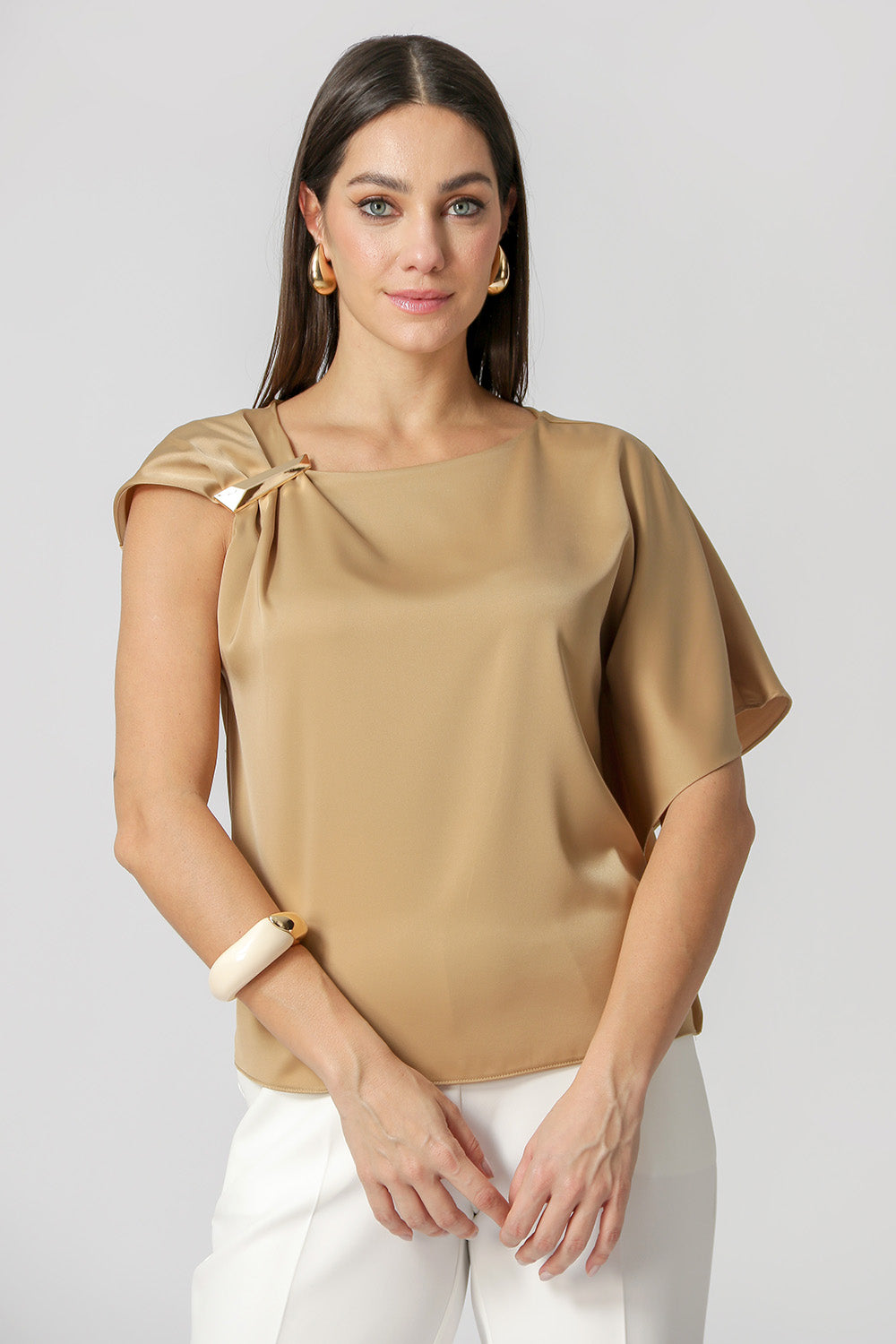 Blusa de Cetim Com Manga Assimétrica - GOLD