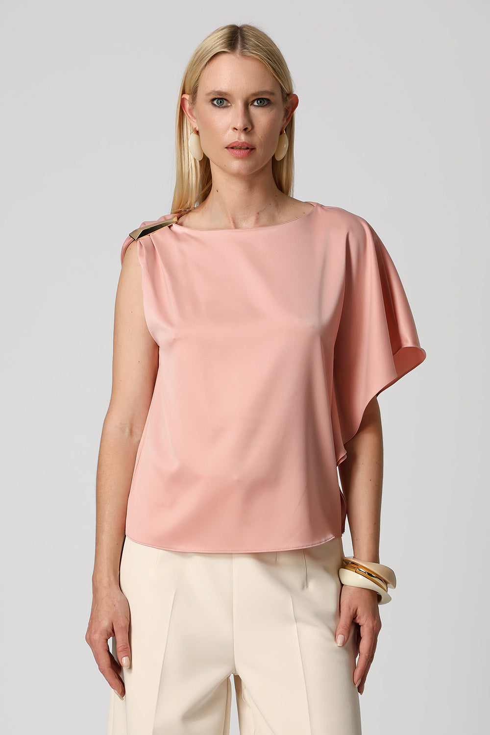 Blusa de Cetim Com Manga Assimétrica - ROSE