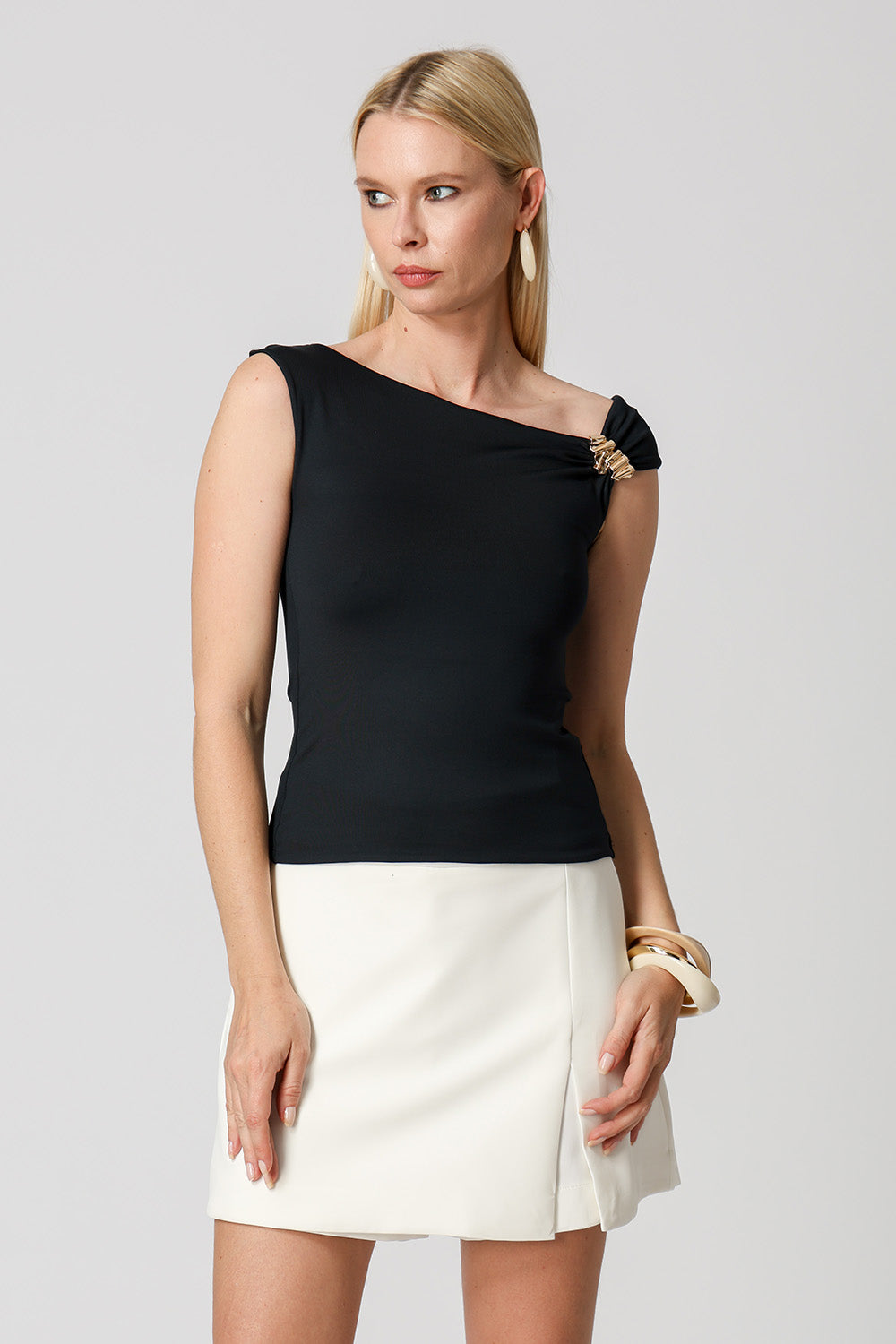 Blusa Decote Assimétrico Com Fivela - PRETO