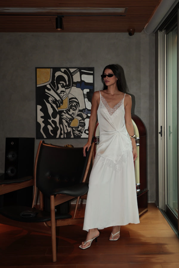 Regata Em Cetim com Renda